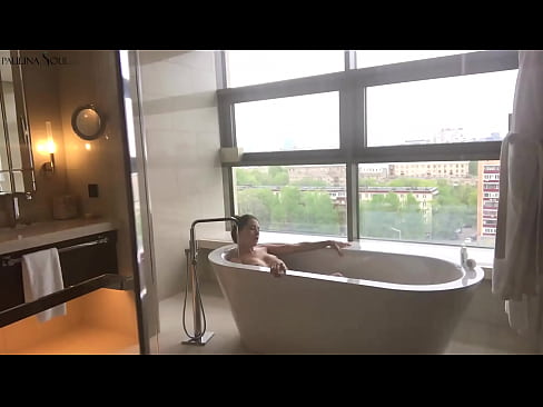 ❤️ Milžiniškas kūdikis aistringai masturbuoja savo putę vonios kambaryje ❤❌ Anal video prie mūsų ❌️❤