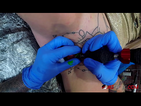 ❤️ Itin tatuiruota karšta Sully Savage gavo tatuiruotę ant savo klitorio ❤❌ Anal video prie mūsų ❌️❤