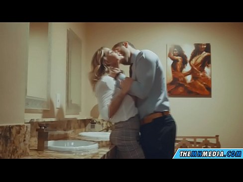 ❤️ Kai krūtininga blondinė vilioja tave viešajame tualete ❤❌ Anal video prie mūsų ❌️❤